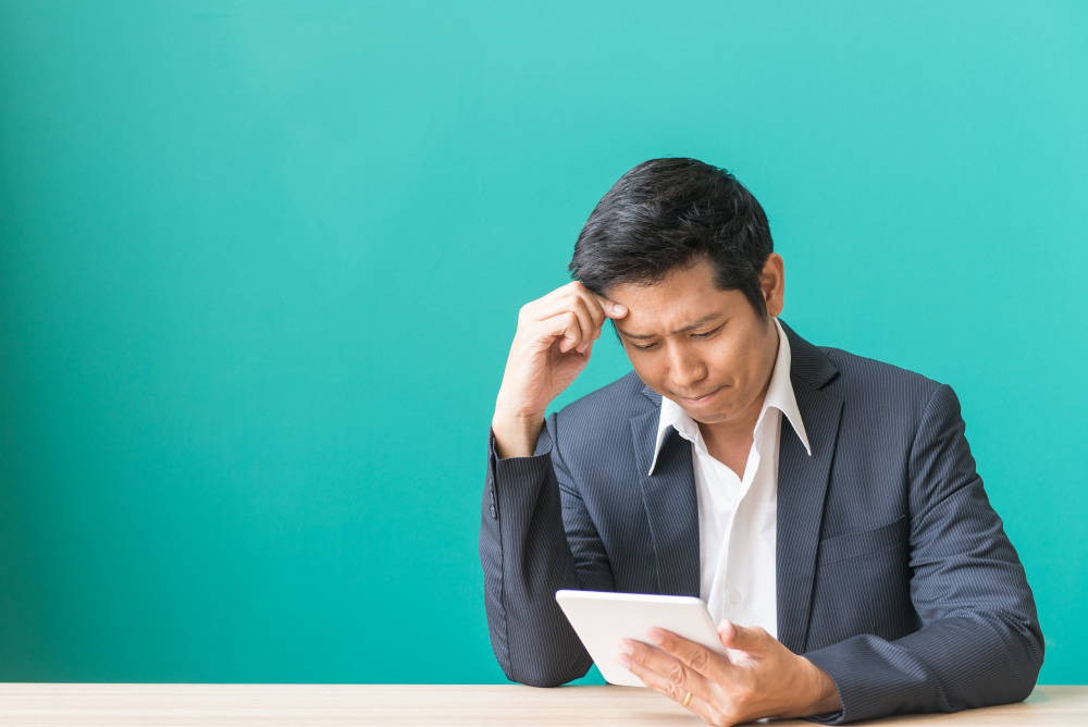 忙しい窓口業務、自治体や企業の対応負担を表現するオフィス風景