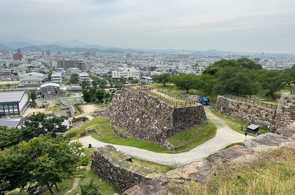 中央の石垣は菱櫓跡